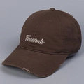 Dettaglio del ricamo Firework e degli strappi vintage sul berretto in cotone marrone - M (56-58cm) / caffè