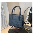 Detail der schwarzen Handtasche mit 3D-Geometrie-Textur und doppelten runden Griffen - Schwarz