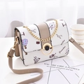Borsa a tracolla bianca da donna con stampa cartoon e catena dorata - Cachi