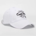 Gros plan sur la broderie OMEGA FIRE d'une casquette blanche au style vintage usé - Blanc (H)