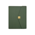 Gros plan d'une couverture de carnet en cuir vert avec grain litchi et boucle dorée - 32K / Vert