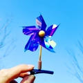 Barrette moulin à vent bleu iridescent avec paillettes laser sur fond de ciel bleu - Irisé/Bleu