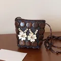 Detail van bohemien geweven kokosnoot tas met crème bloemen en gevlochten koord - 12-Handgeweven Touw Munttasje Ketting
