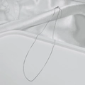 Macro di una catena veneziana minimalista in argento sterling S925 con lucentezza metallica - 45cm / Catena ad aghi box / Argento