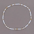 Pulsera de la amistad hecha a mano con cuentas cilíndricas blancas y toques dorados - Cuentas de Columna Blanco Puro Oro