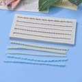 Silikonform mit Seil- und Zopfmuster für Tortendekoration und DIY-Backen auf blauem Hintergrund - Strickseil-Textur-Stil