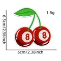 Dettaglio della toppa ricamata ciliegia 8-ball da 6,5cm con cuciture fini - Toppa ciliegia 1# (Palla 8)