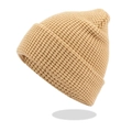 Detail der doppellagigen Waffelstrick-Struktur bei der beigen Wintermütze für Wärme - Khaki