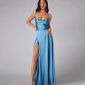 Robe longue en satin bleu lac à fines bretelles avec dos nu et fente haute - S / Bleu ciel
