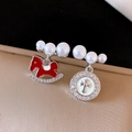 Détails macro de boucles d'oreilles asymétriques avec cheval émaillé rouge et perles - Croix Cheval Perle Asymétrique (57#)