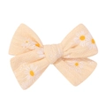 Nahaufnahme der beigen Schleifen-Haarspange mit Gänseblümchen-Print und Stofftextur - Beige Gänseblümchen Blumenstil (7)