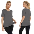 Vista dettagliata della maglietta grigio scuro con scollo a V e spacco laterale - grigio scuro