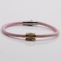 Bracciale in pelle rosa con perla in zircone dorata e chiusura magnetica su bianco - Rosa Oro