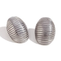 Minimalistische silberne ovale Ohrstecker aus Edelstahl mit elegantem industriellen Design - Gestreifter Ovaler Stil / Silber