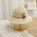 Detailansicht eines Kinder-Strohhuts mit gesticktem Bären-Patch und Brille - 2-6 Jahre / Beige