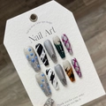 Handgeschilderde vlam kunstnagels in lange kistvorm met gotische kruisbedeltjes - Groot (L)