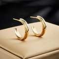 Pendientes de aro en forma de C entrelazados en tonos oro, plata y oro rosa metalizados - Estilo Entrelazado Tricolor (E4962)