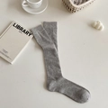 Calcetines grises de punto acanalado con estilo relajado en un ambiente minimalista - Talla única / Gris