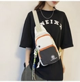 Detalle de una riñonera de lona casual con diseño multibolsillo puesta en persona - Blanco