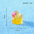 Miniatura di anatra in resina gialla luminosa con occhiali da sole a cuore per paesaggi - Anatra Cool - Occhiali a Cuore