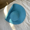 Primer plano de sombrero de paja azul cielo con tejido en espiral y ala ancha de sol - 15 cm Enrollable / Azul Celeste