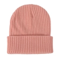 Gorro de punto rosa para mujer con diseño minimalista con dobladillo sobre fondo blanco - Rosa