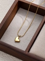 Detailweergave van een gouden hartvormige hanger ketting in een luxe houten sieradendoos - Goud-3D Hart (ZHN16-Gold)