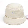 Dettaglio del cappello pescatore imbottito crema in nylon impermeabile con il logo - M (56-59cm) / Beige