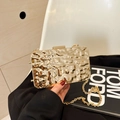 Elegante borsa da sera rigida dorata con trama a onde e tracolla a catena sottile - Rettangolare Oro
