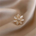 Broche fleur dorée élégante avec pétales en opale et cristaux sur soie beige - Forme de Fleur (90246C) / Doré