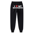 Schwarze Jogginghose mit I Love My Boyfriend Aufdruck und rotem Herz in Flachansicht - S / Schwarz (Boyfriend)