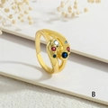 Minimalistischer goldener offener Ring mit blauen und roten Zirkonia auf weißem Grund - Einstellbar Offen / Gold Stil B