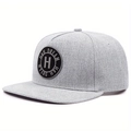Dettaglio cappellino snapback grigio con toppa nera circolare e ricamo della lettera H - Regolabile / Grigio