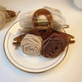 Pinza per capelli con rose in raso champagne e marrone caffè e fermaglio in resina - Doppio Fiore Lato AB
