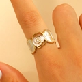 Gros plan sur une bague rose dorée ajourée avec incrustations en nacre sur les pétales - Rose de Nacre (3647)