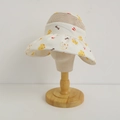 Detailansicht des atmungsaktiven Netzes und Entenmusters auf dem Kinder Sonnenhut - Beige - Ente