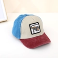 Dettaglio del ricamo di dinosauro per bambini su un cappello tricolore a contrasto - Giuntato Blu/Beige/Rosso Scuro (C)