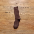 Calze a metà polpaccio marrone scuro in cotone a coste su sfondo di legno rustico - Taglia unica / Bordo Liscio Marrone (1 Paio)