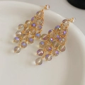 Detail van de champagne kristallen kwastjes en goudkleurige afwerking van de oorbellen - Silver Earring Post - Paars