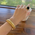 Set bracciale rigido dorato largo minimalista con anello quadrato con pietra nera - 16mm di Larghezza / Oro