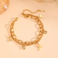 Dettaglio del bracciale a doppia catena in acciaio inossidabile dorato con cuori e zirconi - Stile Ala di Cuore Oro (F418)