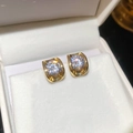 Macro di orecchini a U placcati oro 18 carati con zirconi brillanti in una scatola bianca - Stile Ovale con Ago in Argento Placcato Oro 18k / Oro