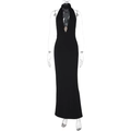 Detail des sexy tiefen V-Ausschnitts am schwarzen Neckholder-Kleid mit goldener Löwenkopf-Verzierung - S / Schwarz