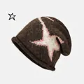 Braune Strickmütze mit pinkem Sternenmuster und Rollrand für einen Vintage-Winterlook - Einheitsgröße / Kaffeebraun