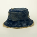 Détail d'un chapeau bob en denim bleu délavé avec trous usés et bords effilochés stylés - M (56-58cm) / Jaune + Bleu Foncé