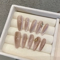 Champagne roze kattenoog kunstnagels met luxe strassteentjes en metalen accenten - 1461 Lange Amandel Stijl / Groot (L)