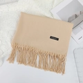 Écharpe élégante en cachemire beige avec franges et étiquette, présentée avec décor - 70×200cm / Poche zippée