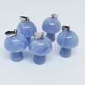Set mit fünf blauen Marmormuster-Pilzsteinanhängern mit silbernen Metallverschlüssen - Blauer Streifen