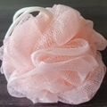 Spugna da bagno rosa in rete di carbone con corda bianca su fondo in legno - 20g / Rosa