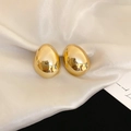 Boucles d'oreilles minimalistes en forme d'œuf dorées sur tissu de soie blanc - Ovale Or Miroir (15#)